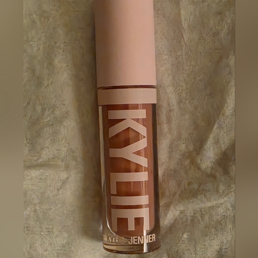 Kylie High Gloss Lip Gloss In Shade Diva-NIB - Picture 2 of 3